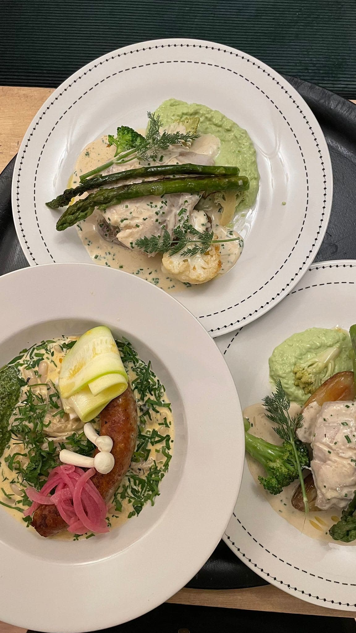 Les Plats viande ou poisson chaque midi. Plat Végé sur demande