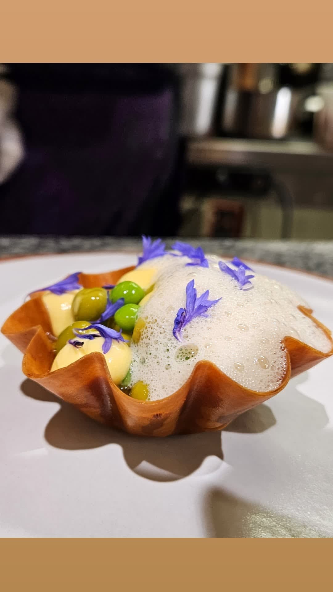 Tartelette petits pois, texture jaune d’oeuf, parmesan et pickles