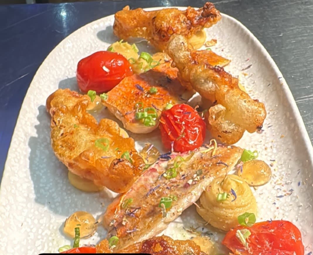 Rougets grillés, crème de lentilles corail, tomates cerise, tempura de couteaux