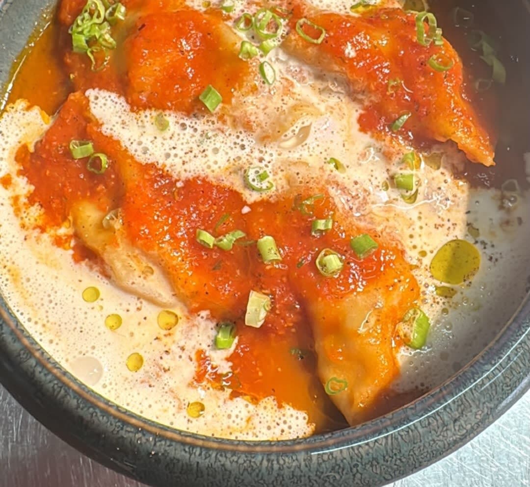 Ravioles de langoustines, sauce tomate au basilic, fenouil, émulsion au parmesan