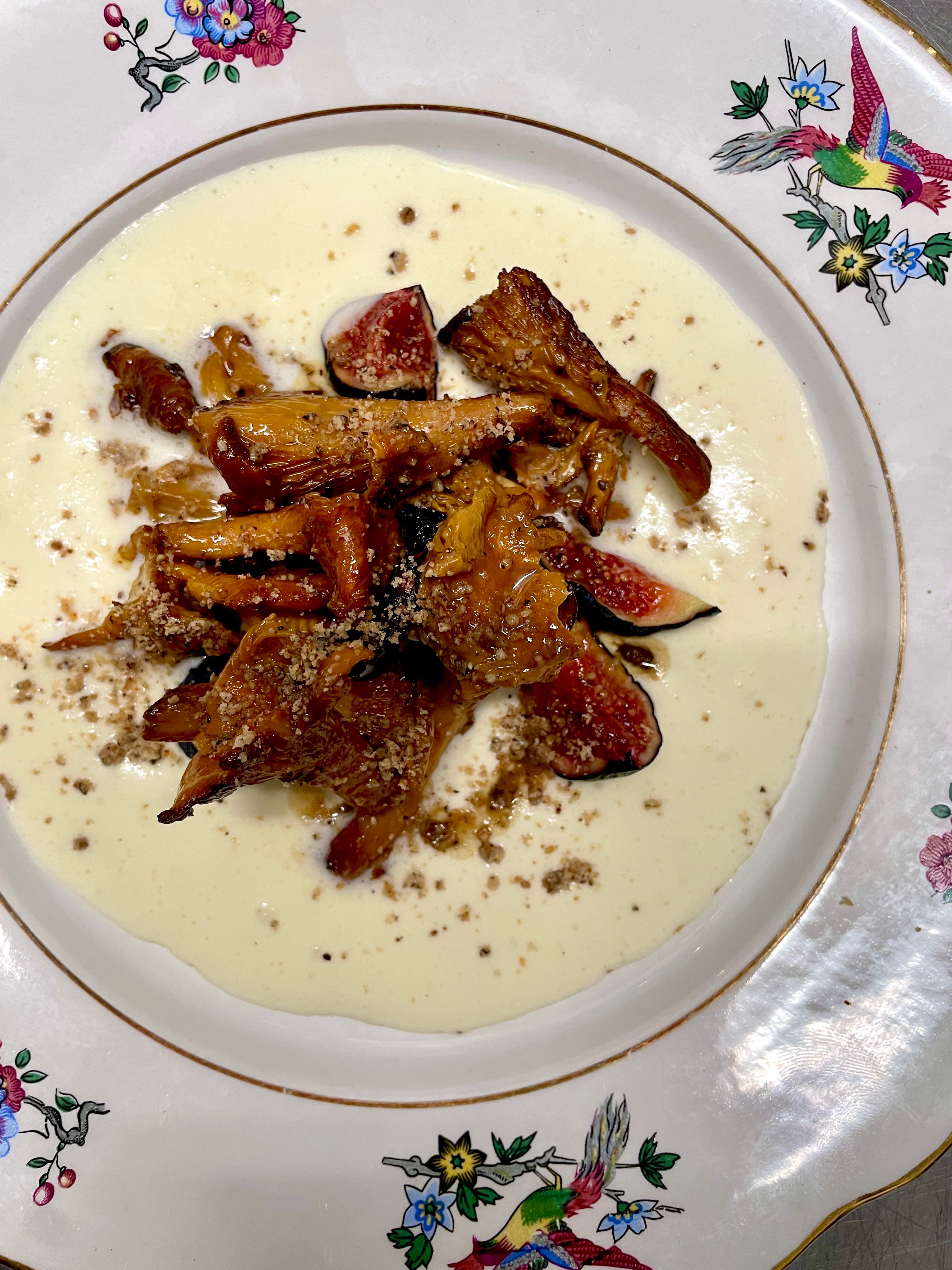 Girolles snackées, figues, chocolat blanc salé, noisette & xérès