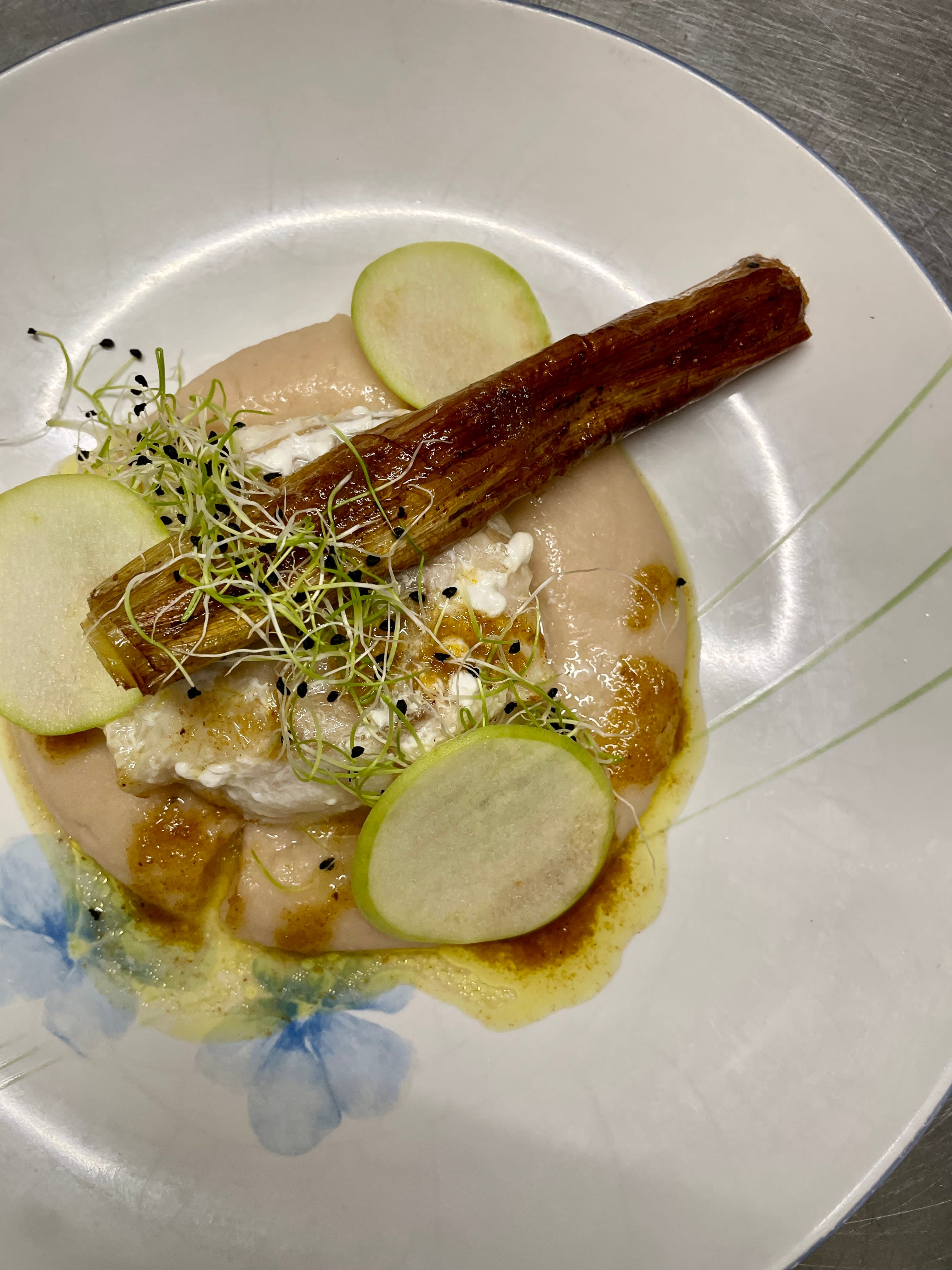 Poisson du jour, poireau brûlé, pomme granny, haricot coco & beurre noisette au curry vert