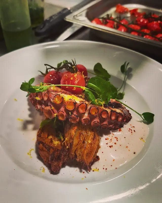 Poulpe grillée, pommes de terre grenailles rôties, jus émulsionné